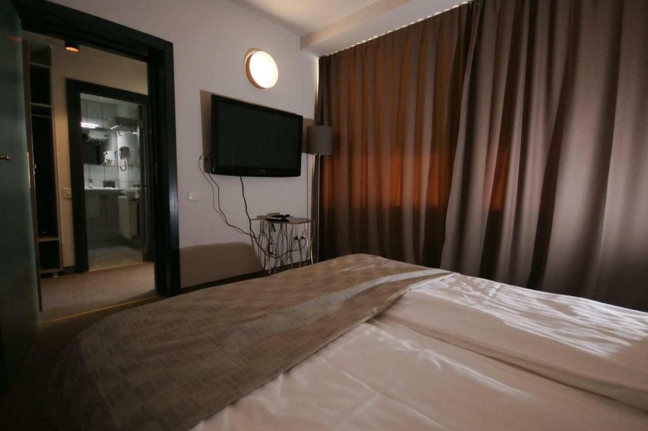 Riviera By Queens Hotel And Resort Gura Vaii Ngoại thất bức ảnh