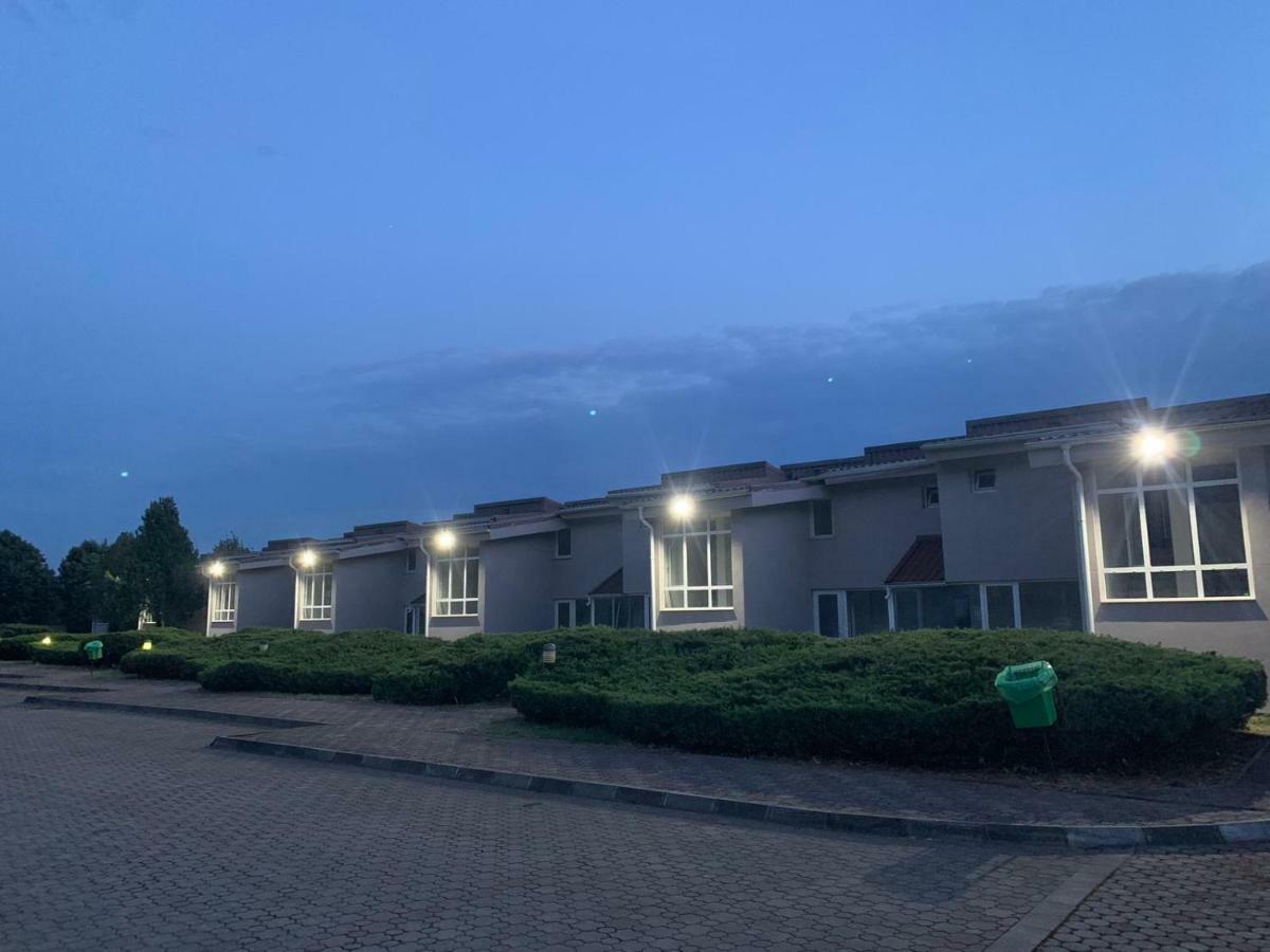 Riviera By Queens Hotel And Resort Gura Vaii Ngoại thất bức ảnh