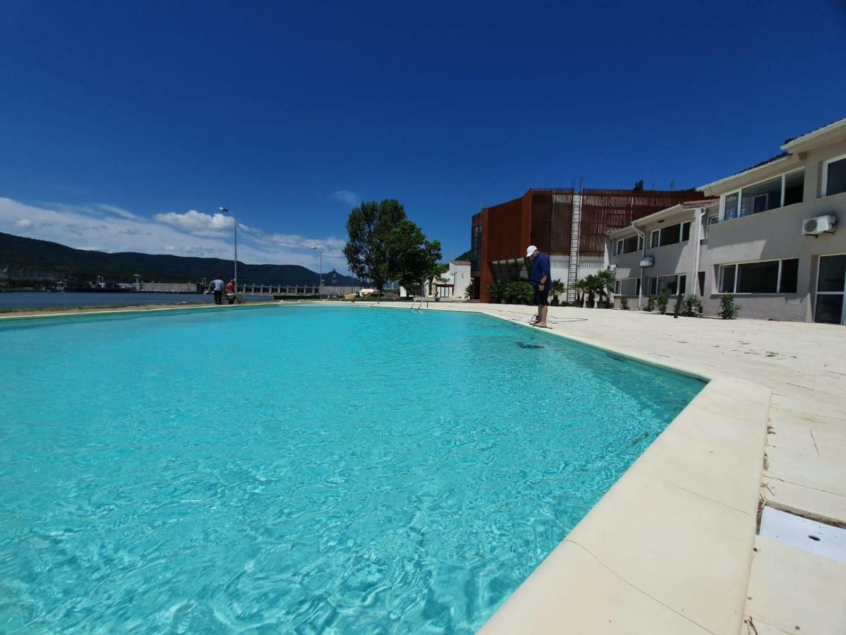 Riviera By Queens Hotel And Resort Gura Vaii Ngoại thất bức ảnh