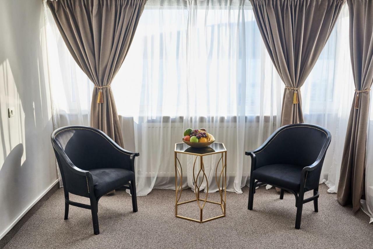 Riviera By Queens Hotel And Resort Gura Vaii Ngoại thất bức ảnh