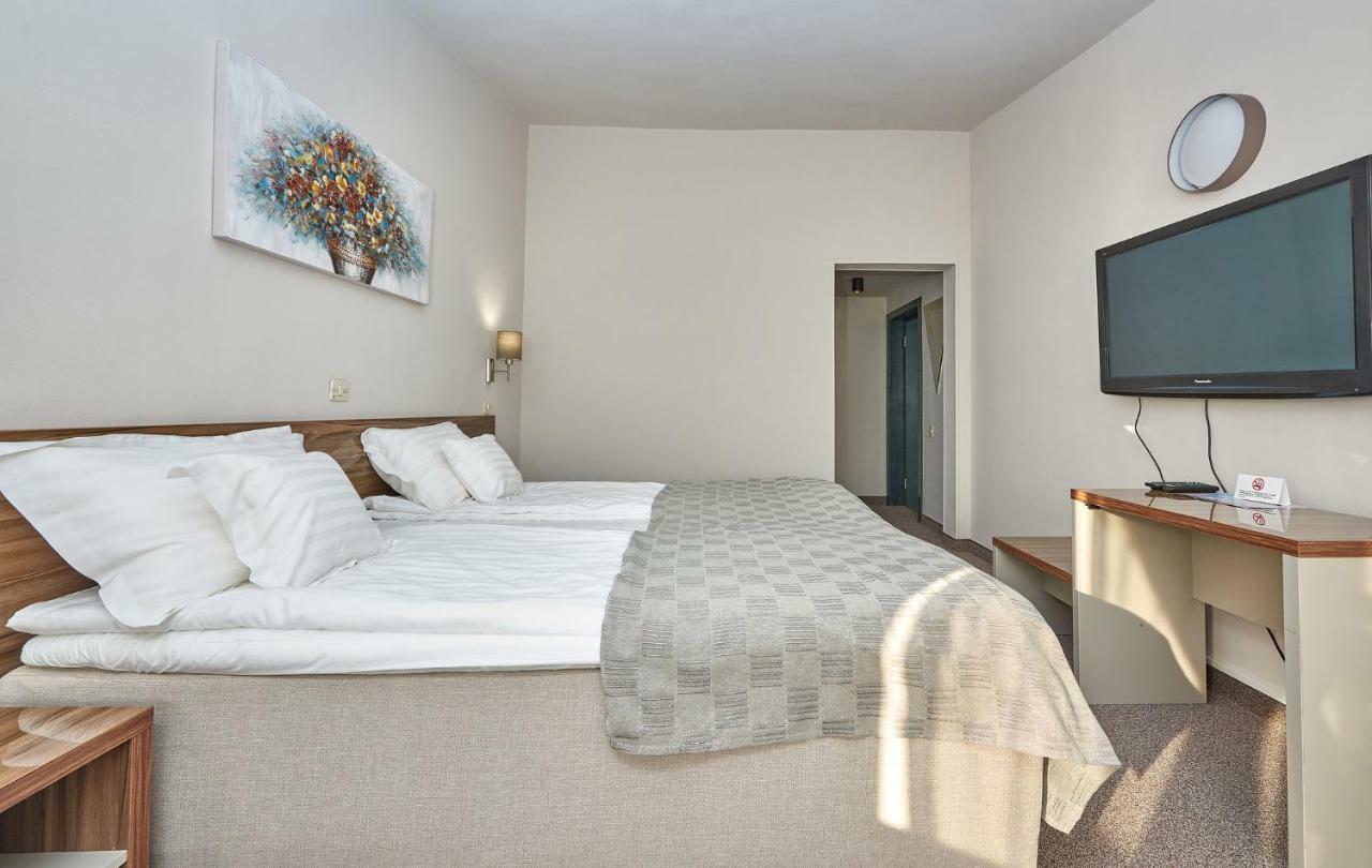 Riviera By Queens Hotel And Resort Gura Vaii Ngoại thất bức ảnh