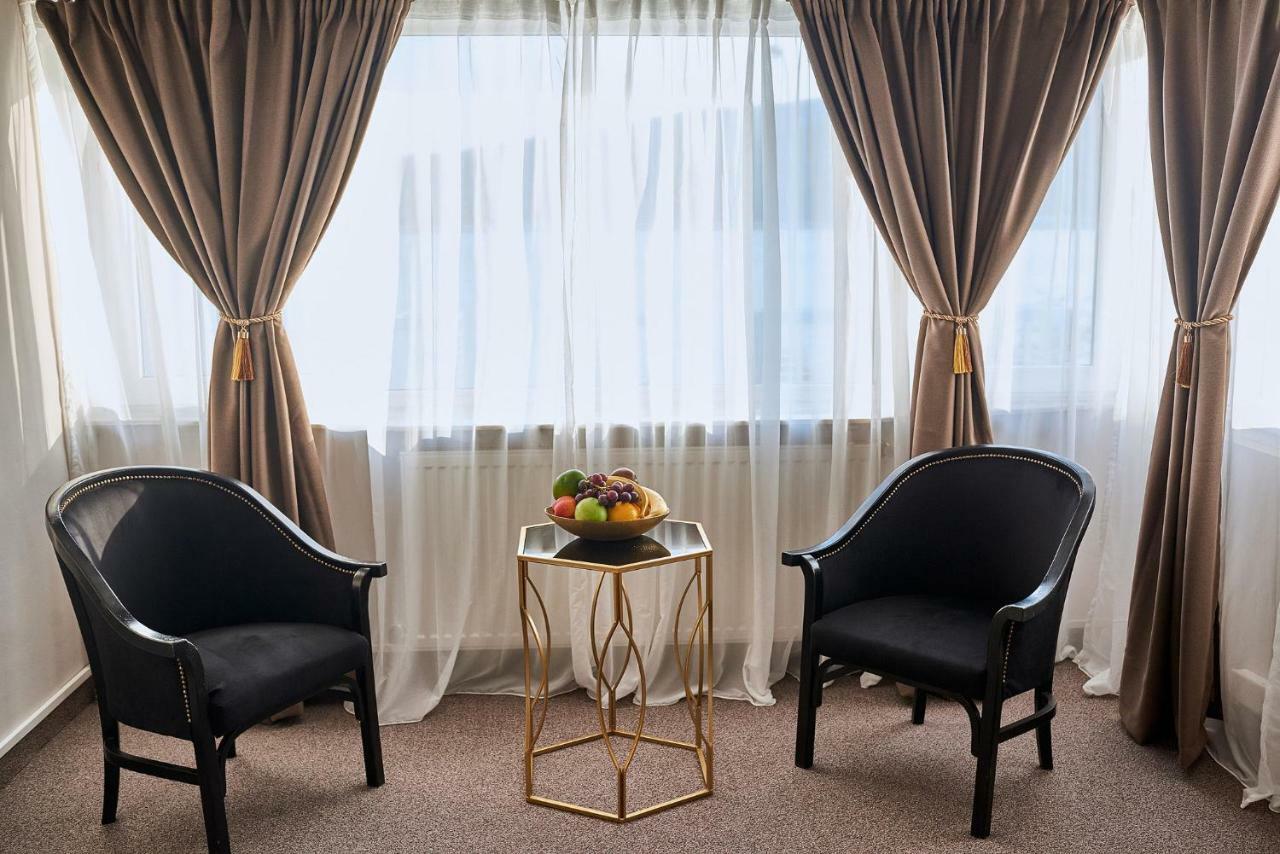 Riviera By Queens Hotel And Resort Gura Vaii Ngoại thất bức ảnh