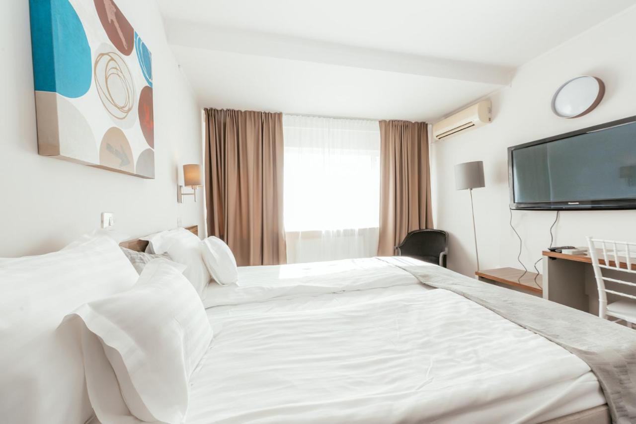 Riviera By Queens Hotel And Resort Gura Vaii Ngoại thất bức ảnh