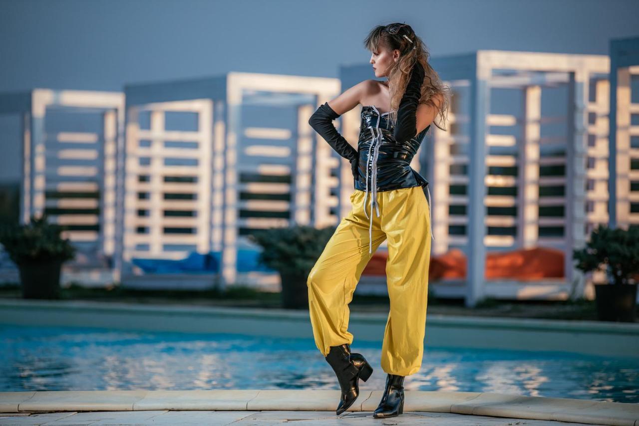 Riviera By Queens Hotel And Resort Gura Vaii Ngoại thất bức ảnh