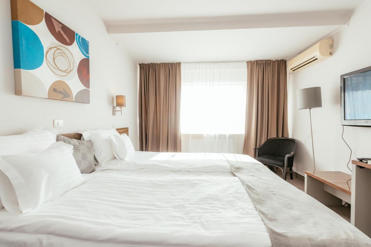 Riviera By Queens Hotel And Resort Gura Vaii Ngoại thất bức ảnh
