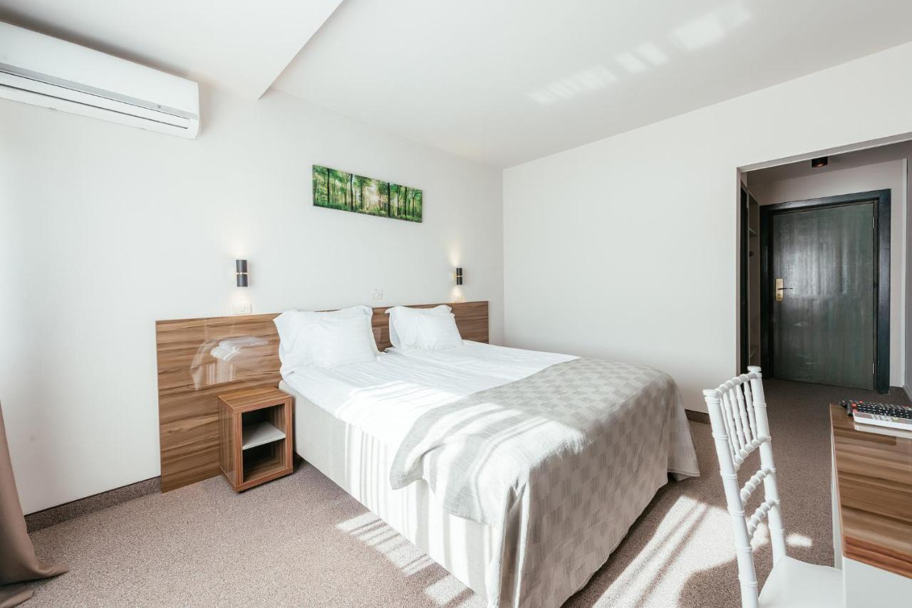 Riviera By Queens Hotel And Resort Gura Vaii Ngoại thất bức ảnh