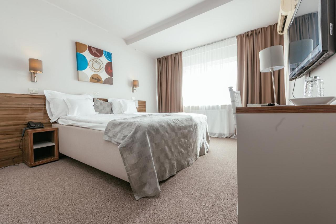 Riviera By Queens Hotel And Resort Gura Vaii Ngoại thất bức ảnh
