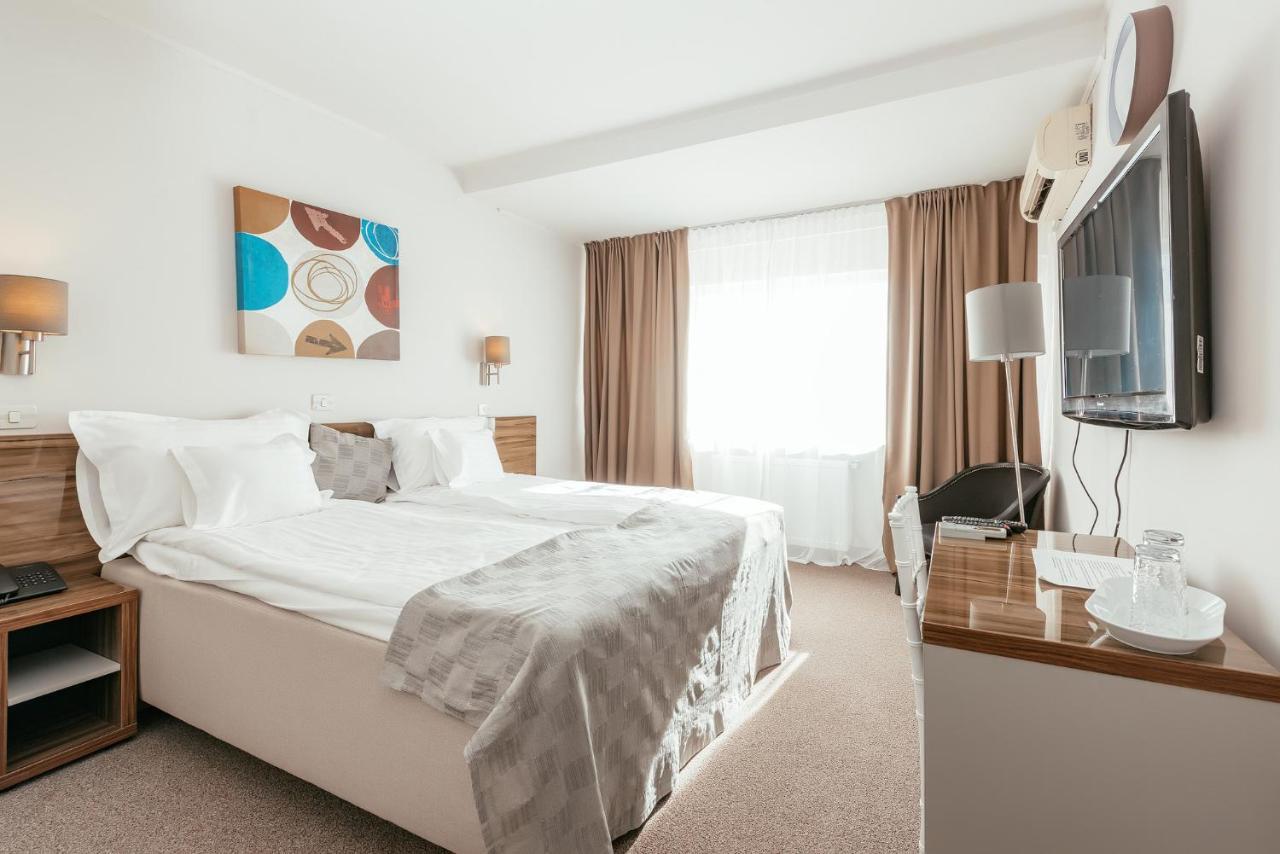 Riviera By Queens Hotel And Resort Gura Vaii Ngoại thất bức ảnh