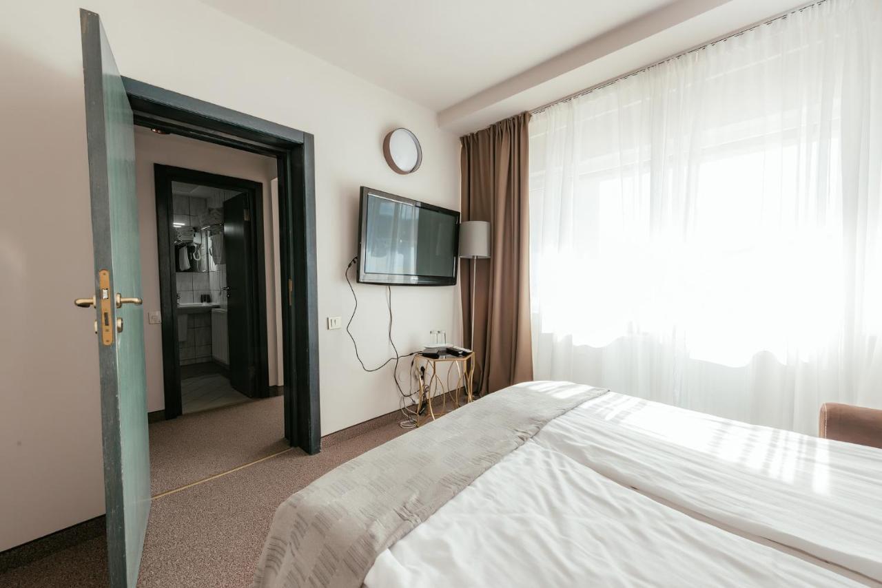 Riviera By Queens Hotel And Resort Gura Vaii Ngoại thất bức ảnh