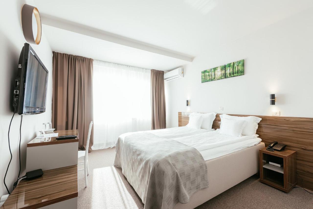 Riviera By Queens Hotel And Resort Gura Vaii Ngoại thất bức ảnh