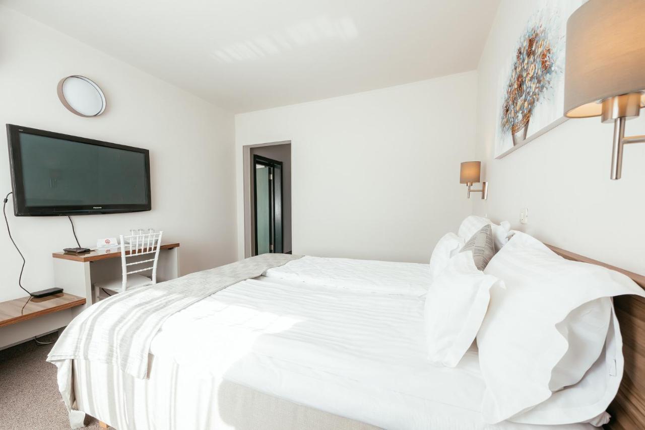 Riviera By Queens Hotel And Resort Gura Vaii Ngoại thất bức ảnh