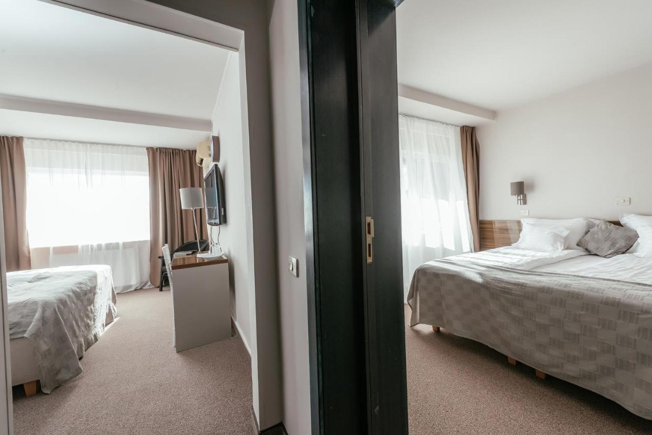 Riviera By Queens Hotel And Resort Gura Vaii Ngoại thất bức ảnh