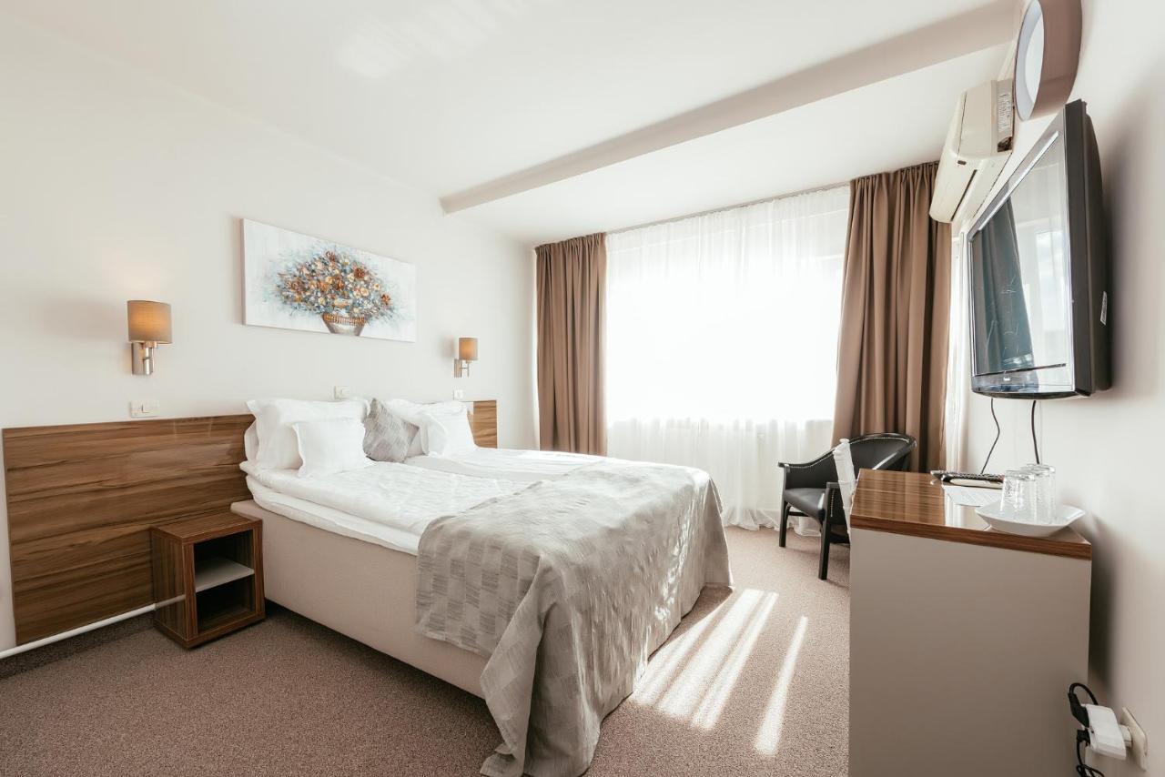 Riviera By Queens Hotel And Resort Gura Vaii Ngoại thất bức ảnh