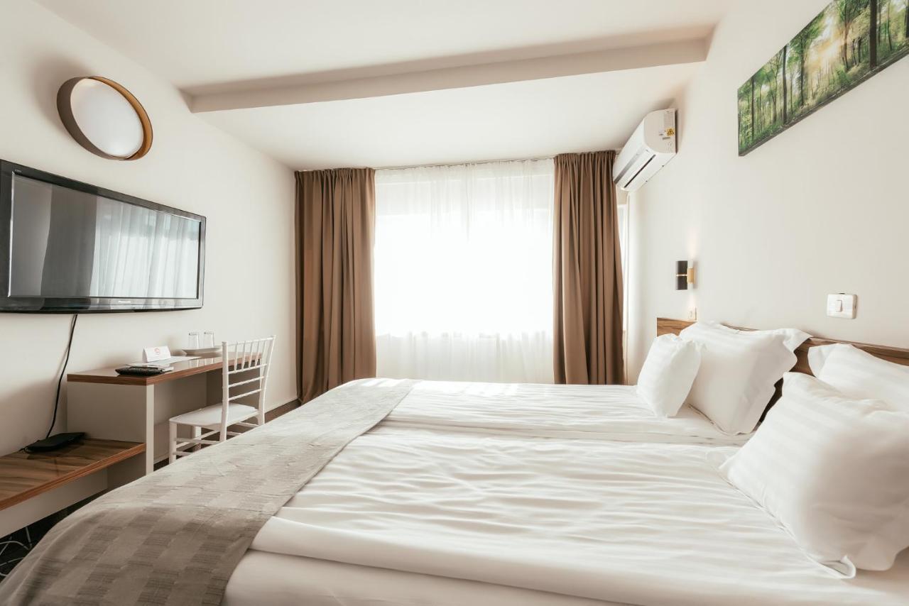 Riviera By Queens Hotel And Resort Gura Vaii Ngoại thất bức ảnh